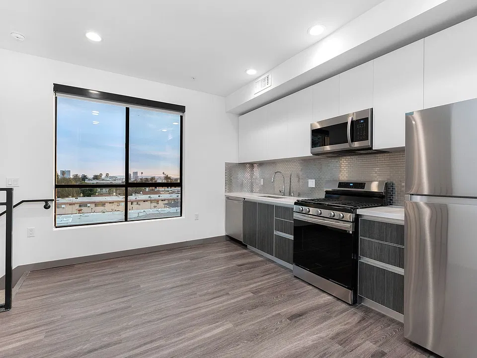 642 N Hobart Blvd #402
