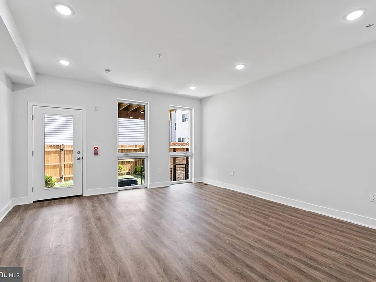 321 W Berks St #1 — Photo 10