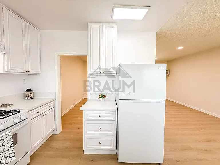 13129 OXNARD ST. — Photo 37