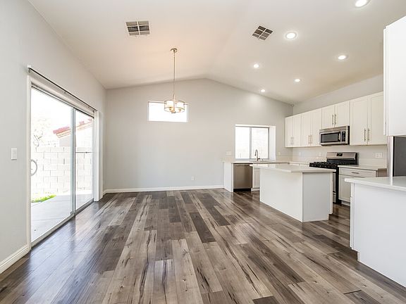 5th image of 704 Colonnade Row Dr