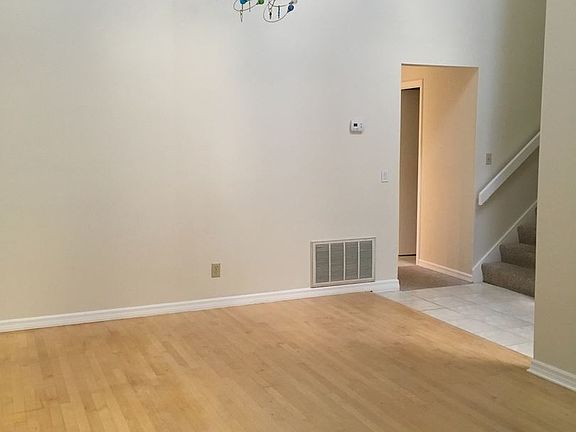 4th image of 2372 Sun Valley Cir