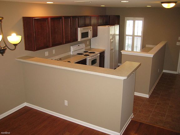 Lots of Kitchen storage!