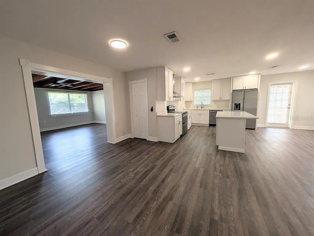 3 bed, 2.0 bath, 1639 sqft, $2,775 — Photo 4