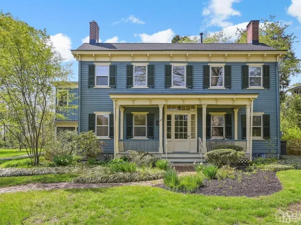 17 Bunker Hill Dr, Cranbury, NJ 08512
