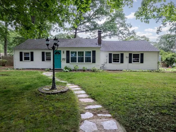 16 Zephyr Ln, Barrington, RI 02806