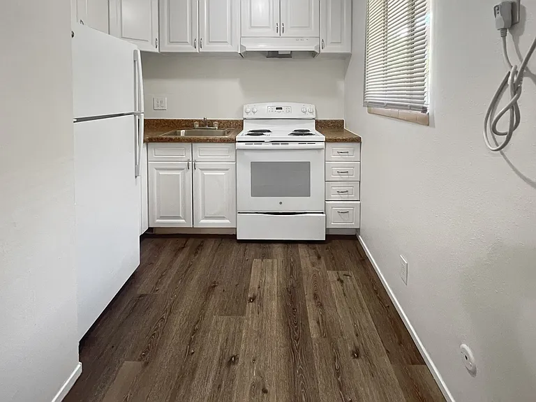 Ethan Apartments — Photo 41