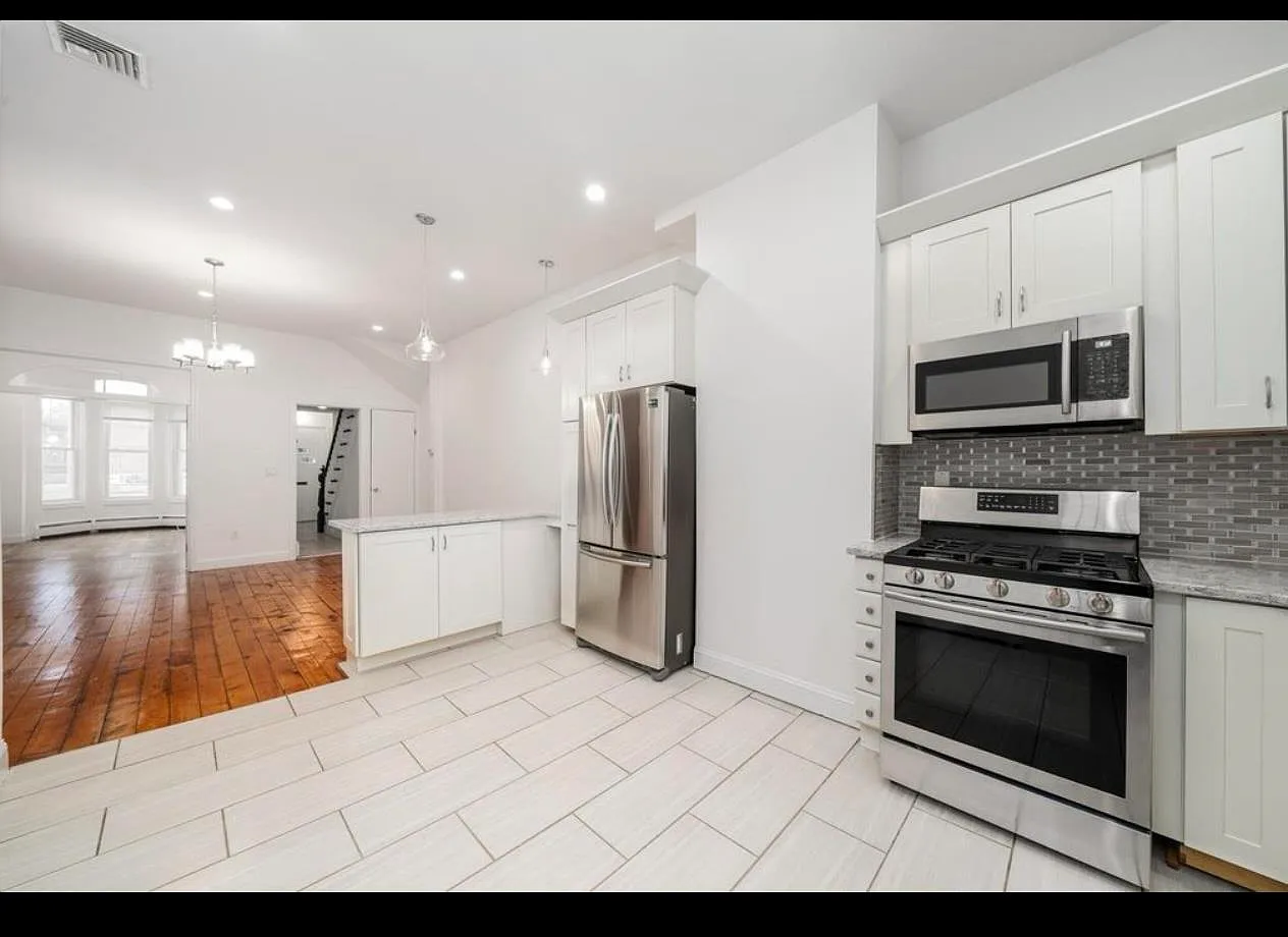 4 bed, 2.0 bath, 1425 sqft, $4,500 — Photo 2
