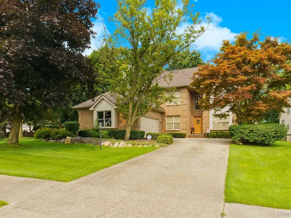 2706 Cove Bay Dr, Waterford, MI 48329