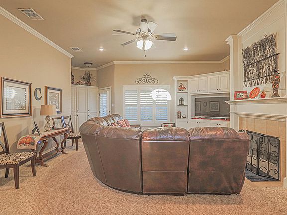 4th image of 10404 Iola Ave