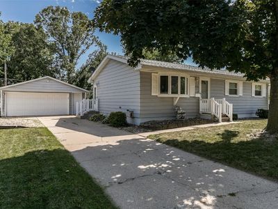 1033 Rainbow Blvd, Hiawatha, IA, 52233
