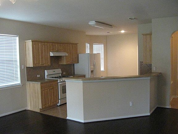 VERY OPEN PLAN W/ OVERSIZED BREAKFAST BAR.