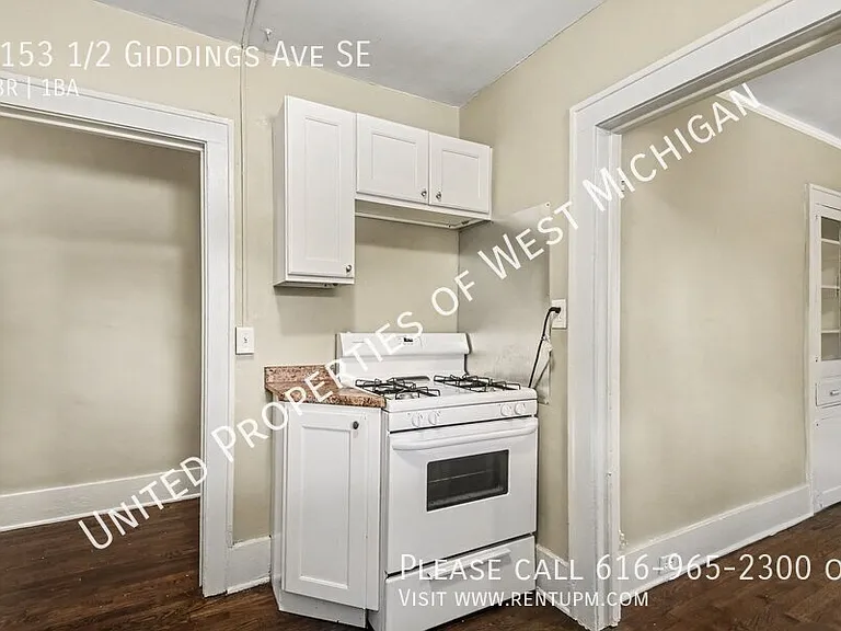 1153 1/2 Giddings Ave SE — Photo 2