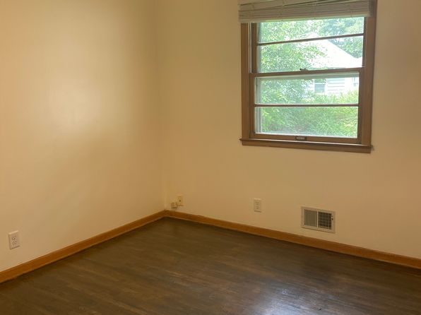 1304 Bridle Dr, Mitchell, SD 57301