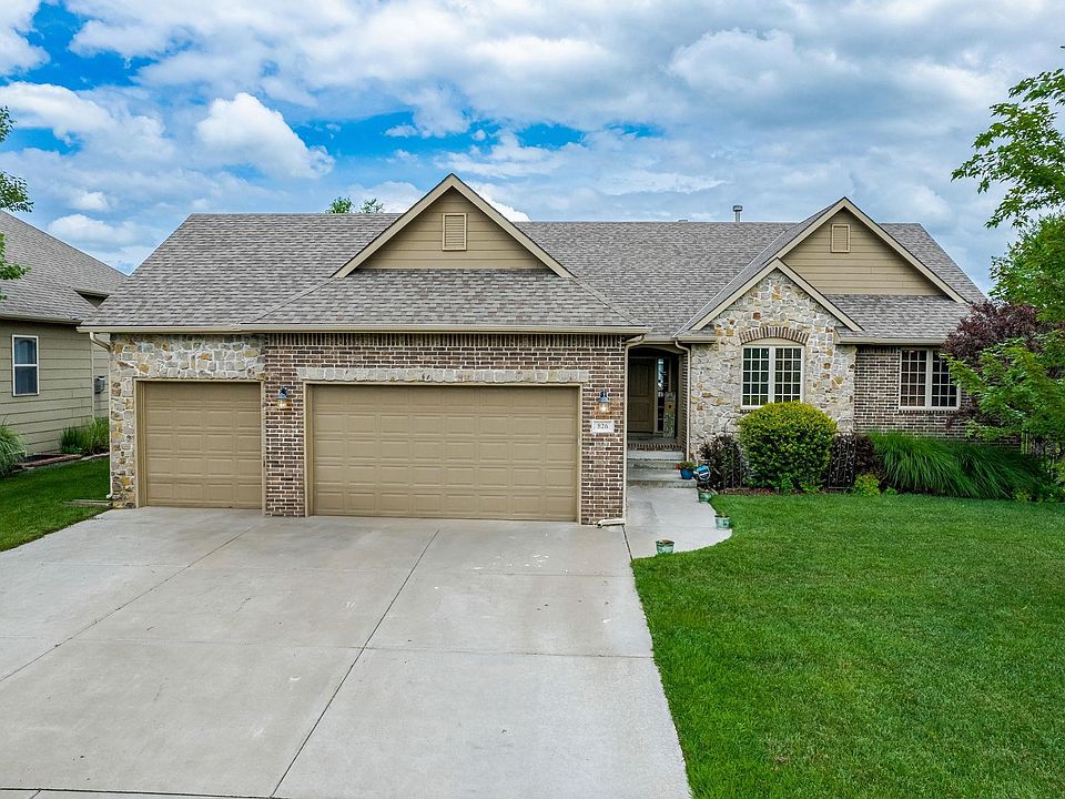 1st image of 826 N Crescent Lakes Ct