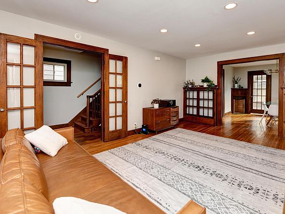 5th image of 2644 Glenmawr Ave