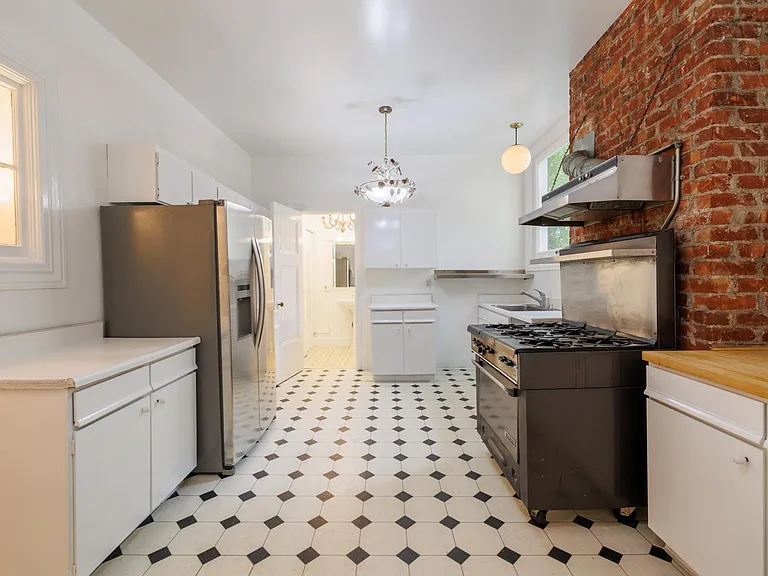 2398 Broadway St — Photo 33