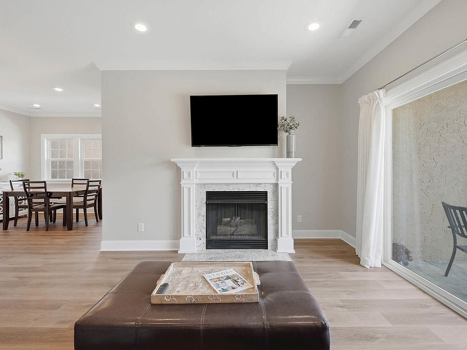 1st image of 105 Renaissance Ct