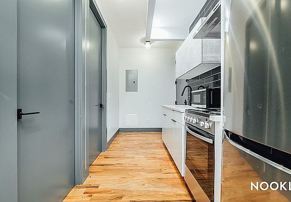 5th image of 237 Montrose Ave #1D