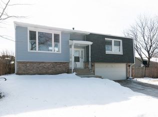 145 S Garden Ave, Roselle, IL 60172