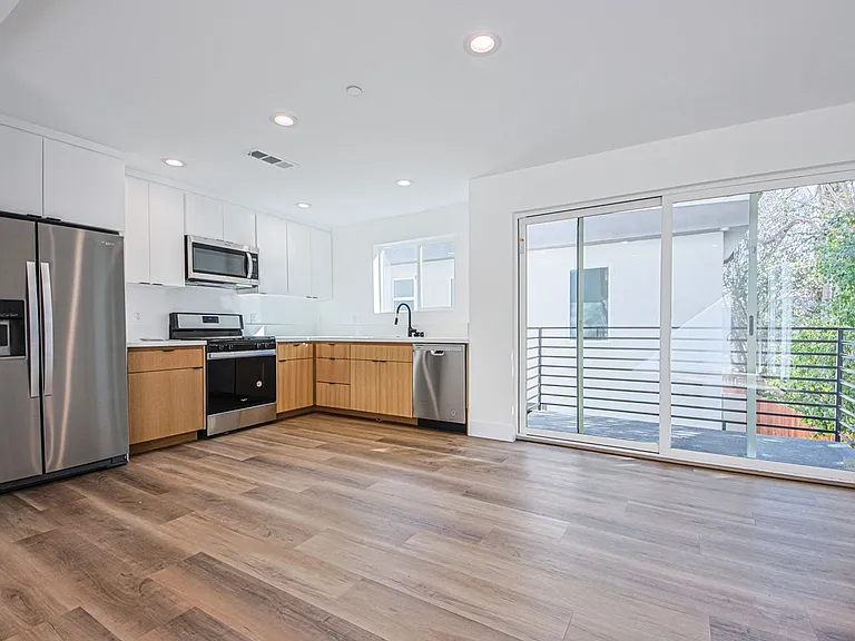 Luxury 3 & 4 Bed Townhomes a Short Walk to Topanga Village! — Photo 44