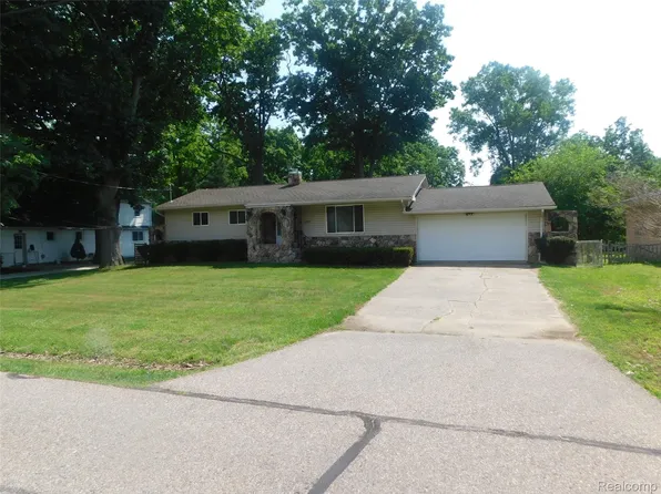 2310 Dexter Rd, Auburn Hills, MI 48326