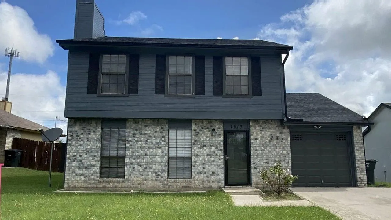 3 bed, 2.5 bath, 1274 sqft, $1,395 — Photo 1