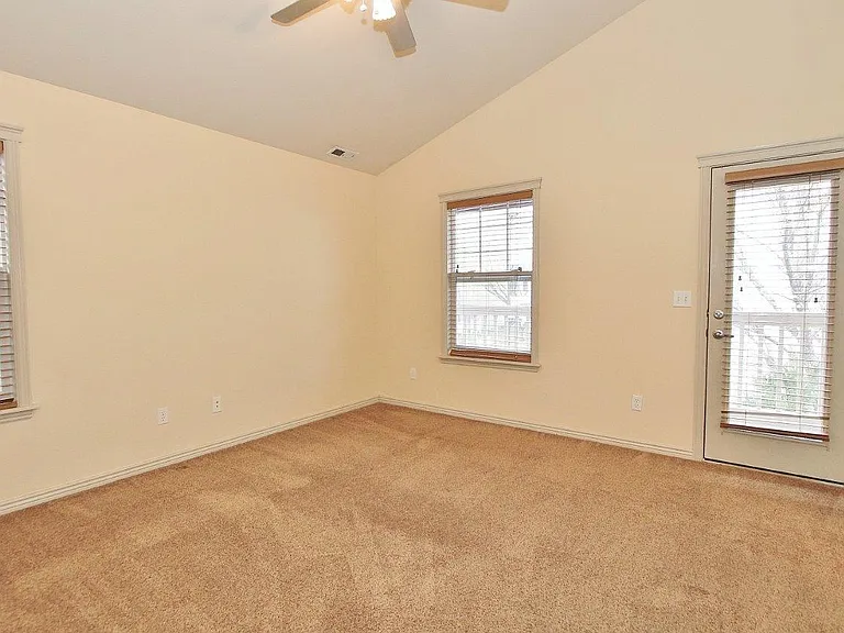385 W Hale St — Photo 22