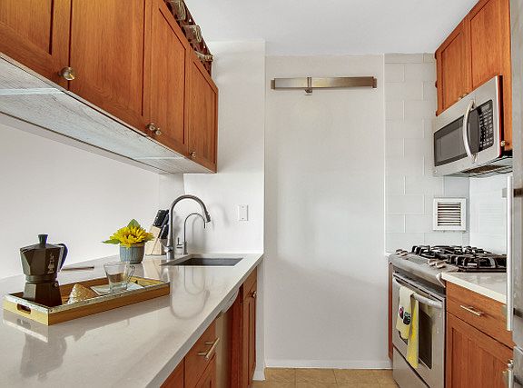 4th image of 1 Irving Pl APT V16g
