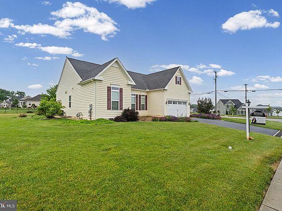 3rd image of 46 Tyler Dr