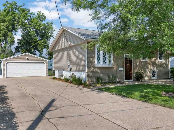 5630 Briarwood St SW, Cedar Rapids, IA 52404