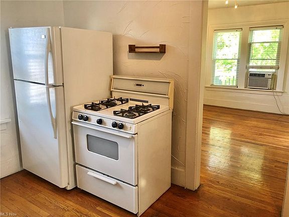 4th image of 4221 Whitman Ave