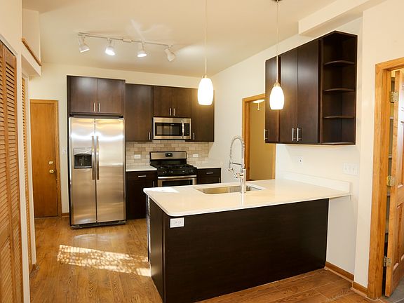 4th image of 1435 W Blackhawk St #3F