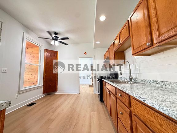 3rd image of 124 W 31st St