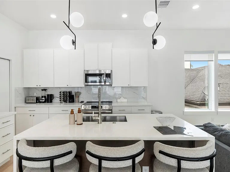 3010 Delano St — Photo 10