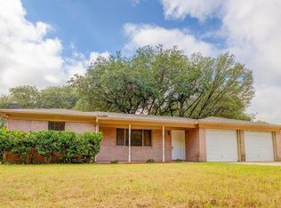 609 E Roewe St, Pilot Point, TX 76258