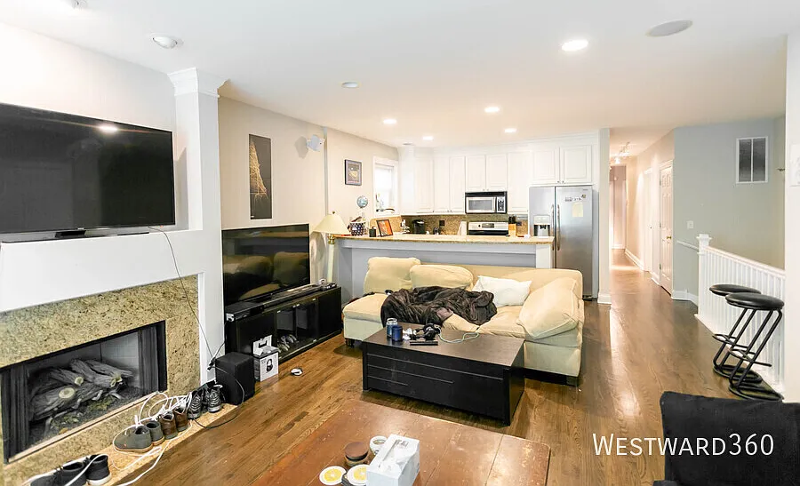 3231 N Clifton / 3 bed - 3 bath / Lakeview / Available 9/1 — Photo 3
