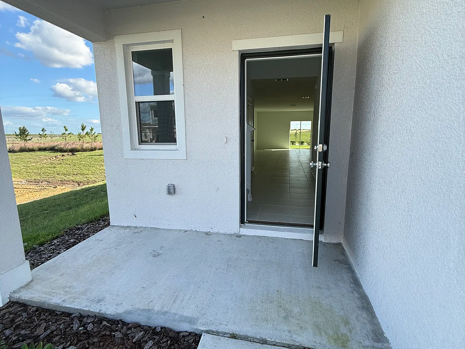 5 bed, 2326 sqft, $2,400 — Photo 2