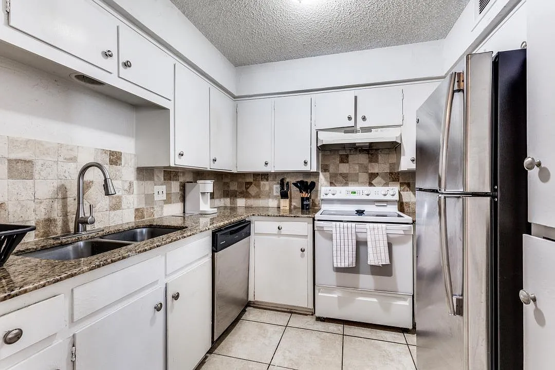 2 bed, 1200 sqft, $2,400 — Photo 3
