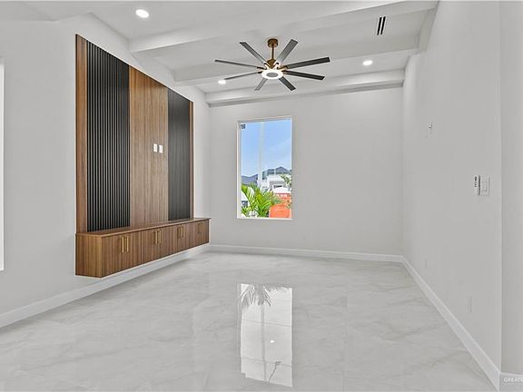 4th image of 805 Azalea St