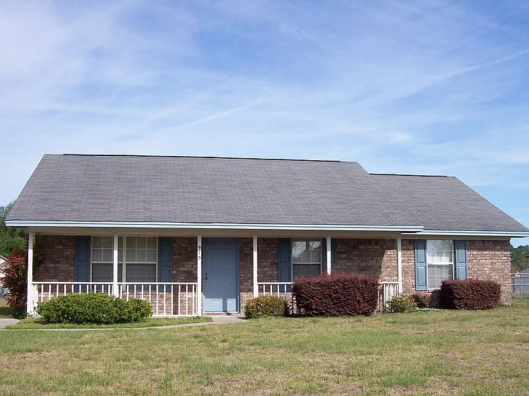 915 Malibu Dr — Photo 1