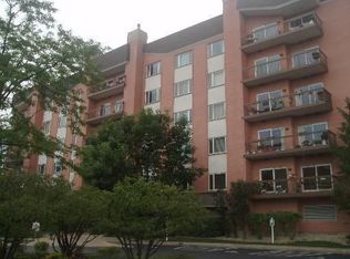 209 Rivershire Ln APT 204, Lincolnshire, IL 60069