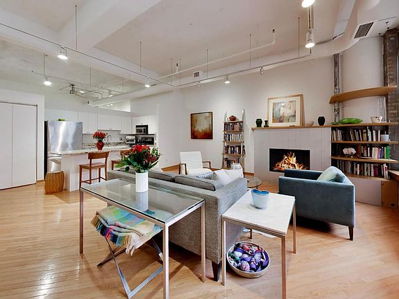3rd image of 333 W Hubbard St APT 209