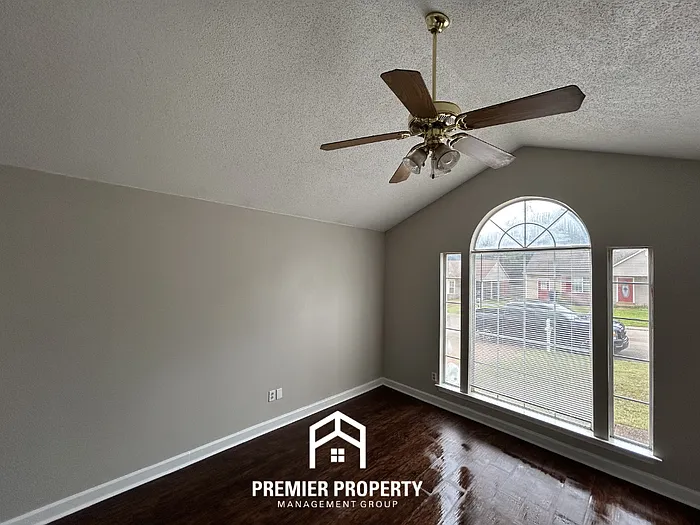 2563 Waverly Dr — Photo 2