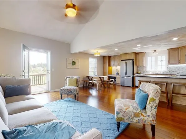 17 Fairway Cir, Hope Valley, RI 02832