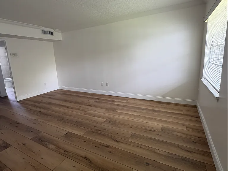 2873 S Osceola Ave — Photo 2
