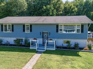 3 Raymond Ln, Halfmoon, NY 12065