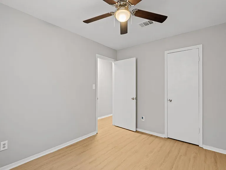 Cedarwood Apartments — Photo 23