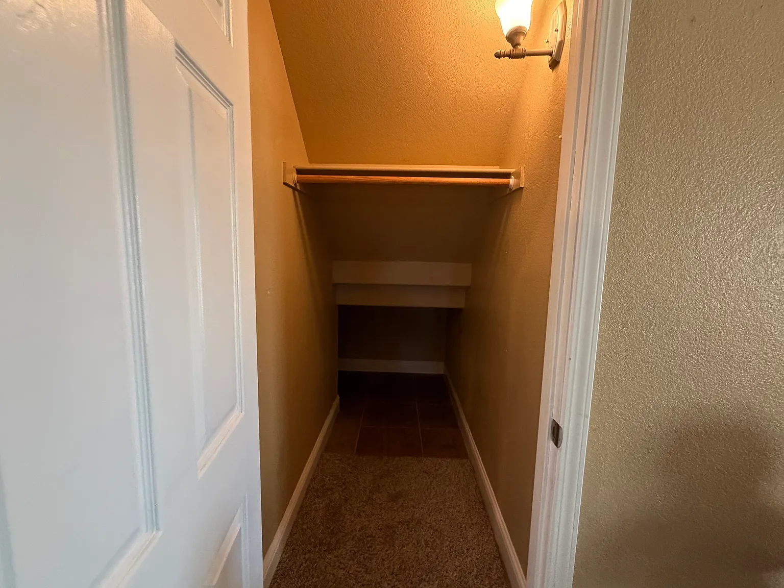 5 bed, 2423 sqft, $3,200 — Photo 2