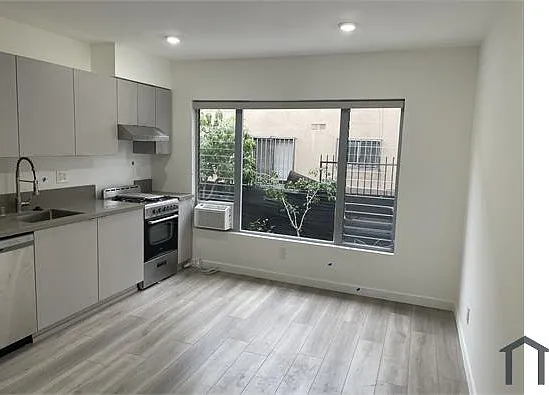318 S Mariposa Ave — Photo 7