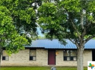 101 Colonial Dr, Yorktown, TX 78164